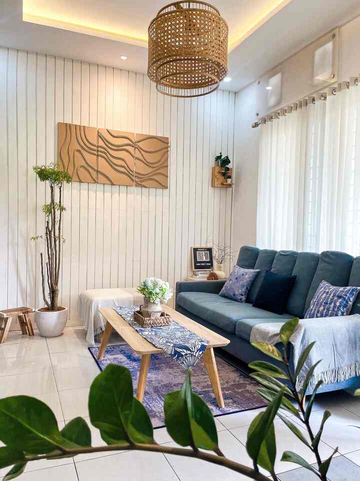 How do I decorate the living room 🪴

Sebenarnya saat mendekorasi ruang tamu ini kami ingin menciptakan ruang tamu yang adem, menenangkan, dan nyaman. Dengan konsep scandinavian bohemian, kami memilih furniture dengan material alami seperti kayu dan rotan, dengan tambahan tanaman hijau & item dekorasi berbahan teracota & kayu. Kami memilih furniture dan item dekorasi ini agar memberikan kesan alami dan homey. Semua furnitur dan item dekorasi yg ada di ruang tamu ini kami dapatkan dari offline store dan marketplace. 

Tips dari kami supaya living room jadi lebih cantik yaitu tentukan konsep ruangan terlebih dahulu kemudian pilih furniture & item dekorasi yang sesuai dengan konsep ruangannya.

#livingroomstyling
#dekorasilivingroom 
#livingroommakeover 
#scandinavianbohemianlivingroom
#livingroomideas