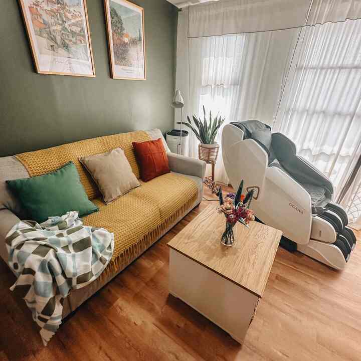 Hello tetangga onlen! ✨✨

Salam kenal, aku Bubu! ❤️❤️ 
Aku mau cerita dikit nih tentang konsep Apartment aku. Sebenernya konsep dari awal yang aku pengen itu adalah #Scandinavian karena aku pengen dapet feel yang warm, banyak warna-warna natural dan simple. 

Namunnnn, aku suka banget interior dengan warna-warna ijo. Jadi makanya kebanyakan furniture dan warna ruang ada sentuhan ijo-nya dan juga ada “anak-anak” ijo aku! 🤣

Untuk keseluruhan ruang sebenernya dominasi warna temboknya itu putih, tapi di #LivingRoom aku kasih warna hijau olive syantikkk sebagai pembeda ruang. Jujur yaa ini tuh awalnya bukan ijo olive, tapi ijo yang aku kurang sreg. Akhirnya bela-belain cat putih lagiiii dan cat ulang ijo yang aku mau! 🤣🤣. 

Kalo untuk #Kitchen area pilihannya juga jatoh ke ijo sage gitu yaa. Biar keliatan bright dan bersih, mix dengan warna natural kayu. Aku kasih ambalan biar ga terkesan “penuh”. 🫶🏻🫶🏻

Kira-kira itu dulu kali yaaa sharingnya! Kalo kamu rumah impiannya style apa nih? Cerita dong di kolom komen!❤️❤️❤️


#bubuapato #homedecorinspo #rumahscandinavian #scandinavian