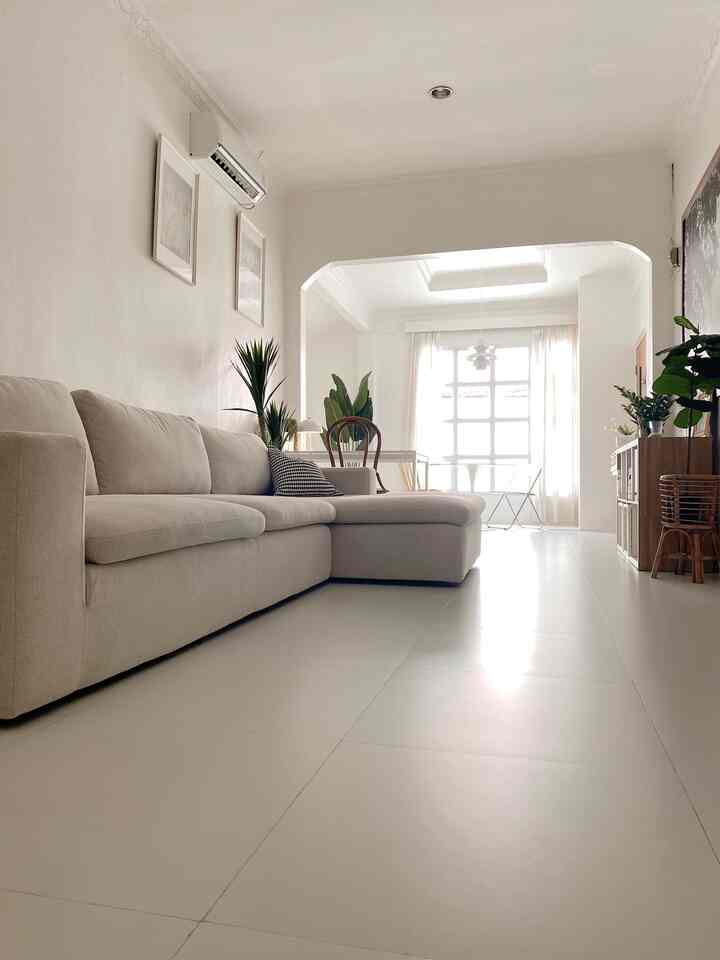 Saya memilih tema minimalist sesuai dengan prinsip hidup saya yang juga minimalist..saya ga mau ada banyak barang, dan saya pemilih sekali dalam hal membeli sesuatu..rumah ini tidak terlalu besar jadi dengan hidup minimalist, ruangan terasa lebih lapang dan tidak sesak..warna yang saya gunakan yaitu putih, hitam, hijau dan kayu..menambahkan beberapa artificial plant membuat rumah menjadi lebih hidup dan segar :) #minimalist #homedecorinspo #rumahminimalis #homeinspo #homddecor