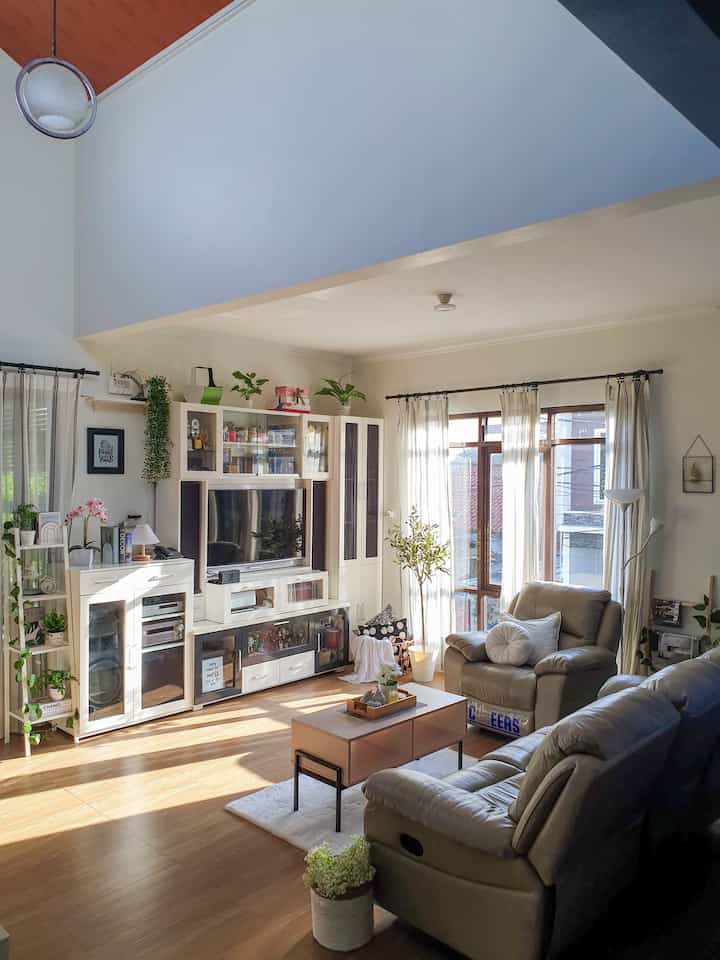 -Tema Rumah-

Hi tetangga... salam kenal... 
secara fisik sebenarnya rumah ini di desain minimalis. namun, seiring waktu mengisi perabotnya ternyata tema/style yg kami terapkan sepertinya gado2. 
khusus di area lantai 2 ini, bisa dibilang adalah implementasi dari keinginan lama ibok yg ingin sekali punya rumah ala scandinavian. mengapa scandinavian? karena menurut ibok cat interior putih sangat cocok untuk dipadukan dengan tema scandinavian. selain itu, printilan dekorasi tema scandinavian itu lucuk2. dekorasinya pun gabungan berbagai unsur: minimalis, natural, kekayuan, dan bahkan kadang terkesan messy but chic. sehingga memberi kesan homey.
sedikit sharing agar ruang makin kelihatan unsur scandinaviannya mungkin bisa menerapkan jendela2 kaca besar, cat interior maupun perabotan yg berwarna putih sebagai unsur utamanya. juga penggunaan sofa dengan bantal2 lucuk, karpet dan throw. untuk mendapatkan kesan warm bisa juga menggunakan lantai yang memiliki tone kayu, dengan memakai keramik, parket ataupun vynil. 
khususan kamar memang warna catnya agak nyeleneh karena request paksu yg gak pengen monoton putih semua 😅 

semoga sharingnya bermanfaat ya...🤗 

#TemaRumah #Scandinavian #minimalis #homedecorinspo #rumahscandinavian #ohouseseason8