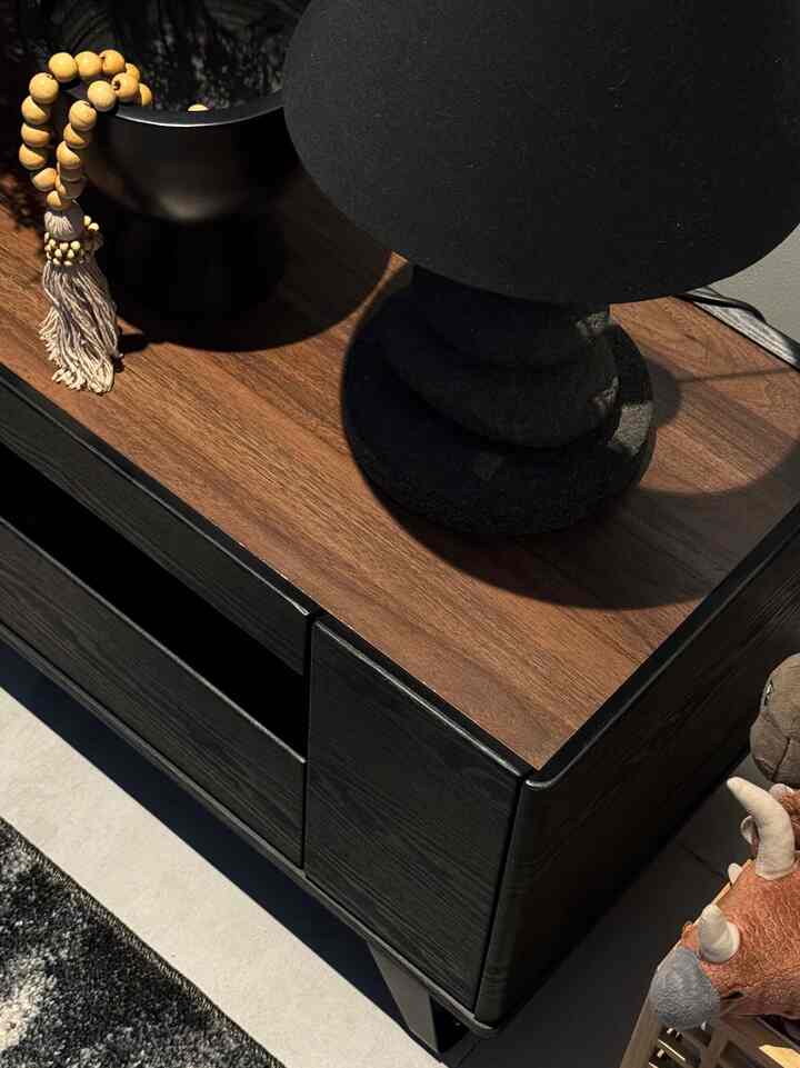style khusus ruangan TV ini berbeda dari ruangan lainnya, nuansanya pilihan warna kayu walnut gelap dan hitam 

Karena ingin memberikan kesan warm, cozy santai nyaman disaat nonton TV 

Style nya lebih ke modern minimalis sih yaa

#bumitimi #modernminimalis #homedecorinspo #rumahmodernindustrial #bandung #raktv #mejatv #karpetabstrak 