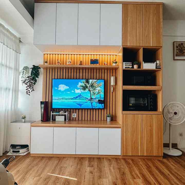 #LivingRoom di Bubu_Apato sebenarnya lebih sering digunakan sebagai ruang permainan PS atau Switch. Terkadang saat tidak ada orang yang bermain game, saya manfaatkan untuk duduk santai sambil minum kopi. 

Saya menyebut ruang ini #FreeSpace. Mengapa? Karena saya melarang siapa pun bekerja di ruang tamu. Saya ingat betul sebelum tinggal di sini, saya biasa menyewa apartemen kecil dan harus menggunakan ruang TV sebagai ruang kerja juga. Imbasnya, orang lain jadi tidak bisa menonton, tidak bisa main game, atau sekadar tertawa-tawa saat scrolling media sosial. Jujur 🤣🤣 padahal aku juga kerja disana, tapi edan kalau lagi senggang atau liburan, eh, aku pakai untuk kerja. 

Makanya setelah punya apartemen sendiri, aku “melarang” ruang tamuku dijadikan ruang kerja, agar siapa pun yang duduk dan beristirahat di ruang tamu bisa menikmatinya, bisa bersantai sambil melakukan apa pun tanpa takut mengganggu para pekerja WFH. . Jadi tidak ada WFH di ruang tamu! 🤣

Itu sebabnya di ruang tamu ingin ada suasana hangat, tidak sempit tapi nyaman. Sofa 3 dudukan menjadi pilihan yang sangat nyaman dan juga bisa direbahkan. Anda juga bisa memijat menggunakan kursi pijat favorit Anda. ❤️❤️❤️

Begitulah cerita tentang ruang tamu saya! Semoga bisa menjadi #inspirasirumah Anda! ✨✨✨

#bubuapato #livingroomstyling #dekorasilivingroom #livingroommakeover