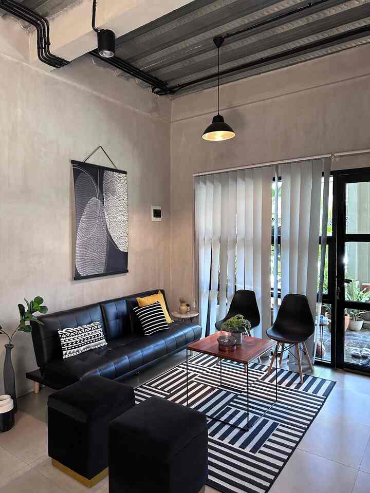 Industrial Style pilihanku untuk #area bawah atau public area, biar kerasa industrialnya semakin unfinished berasa semakin dapat. tapi meski begitu semua tetap well prepared mulai dari bondek untuk cor aku biarin terbuka, tapi ku pesan sama para pemborong bagian bawahnya dipastikan rapi jangan ada ceceran atau rembesan adonan cor yg mengenai bondek, begitu juga dgn instalasi listrik, sebelum pemasangan ku pastikan ke ahli listriknya amankan klo listrik dibuat expose & katanya aman tapi tetap harus ditutup dengan kabel khusus listrik 

Jadi yg terlihat tidak sempurna bukan berarti juga asal2an ya 


#livingroomstyling #dekorasilivingroom #livingroommakeover #renaiput #interiormodern #industrialstyle