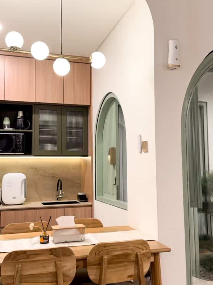 Halo keluarga @zenhouse.id! 🥰

Berbicara soal konsep rumah, kami sebenernya pengen punya rumah yang minimalis tapi juga ada sentuhan japandi sekaligus scandinavian.

Dan tara… jadilah rumah kami yang penuh lengkung di tiap sudutnya. Salah satu spot yang paling kami sukai adalah dapur sekaligus meja makan. Karena di sini kental dengan nuansa kayu dan menghadirkan suasana hangat bagi penghuninya. Kami pun memilih aksesoris rumah dengan nuansa coklat agar tetap senada😍

Ketika mampir ke @zenhouse.id, aroma khas dari Kemayuandco — Asmara yang mirip Baccarat akan tercium dan mendominasi rumah. Karena bukan hanya dari estetika, aroma juga aspek penting untuk dijaga. Hihi

Yuk intip tipis-tipis rumah kami! 

#japandi #minimalist #scandinavian #homedecorinspo #rumahjapandi #rumahminimalist #rumahscandinavian
#homeinspojakarta
#homeinspo
