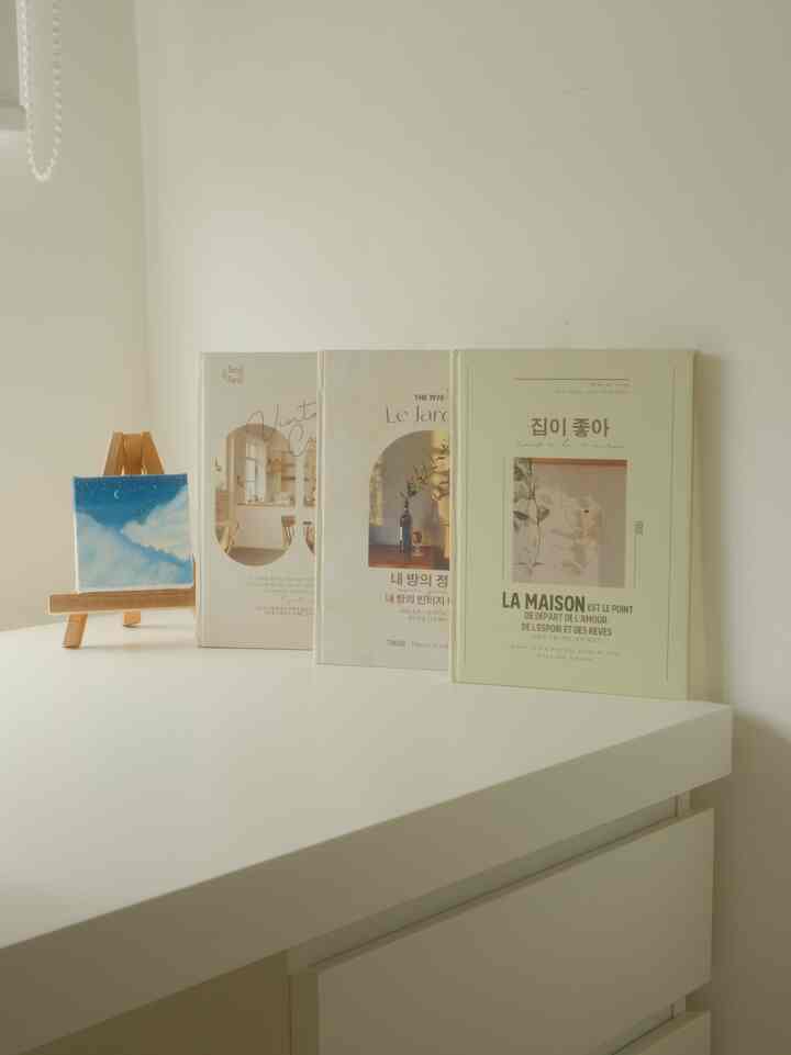 Foto After dan Before setelah photo editing menggunakan Lightroom.
Masing masing room secara basic sudah memiliki tone ruangan masing-masing ketika di foto, namun editing foto di Damaruma sendiri digunakan untuk menambahkan mood dan foto yang lebih hidup.
Di Home office sendiri secara penerangan mengunakan cahaya matahari ketika siang hari, karena ruangan ini memiliki jendela yang besar sehingga tone warna ruangan ini lebih ke ruangan terang, putih dengan tone warm yang sedikit lebih ke white warm.
Pada editing foto di homeoffice menambahkan contrast, color temperature yang lebih warm, dan meningkatkan sedikit vibrance supaya lebih mendapatkan moodnya. Foto di Damaruma minim editing karena tone sudah sesuai dengan tema rumah ‘warm white and woody’ ala korea. 

Editing Preset Recipe ala Homeoffice di Damaruma
- Exposure -0,23
- Contrast +18
- Hightlight -8
- Shadow +6
- Whites -4
- Black +3
- Temp +2
- Vibrance +1
- Texture -2
- Clarity +2

#OClassPhotoEditing #MyEditingStyle #HomeOfficeDamaruma