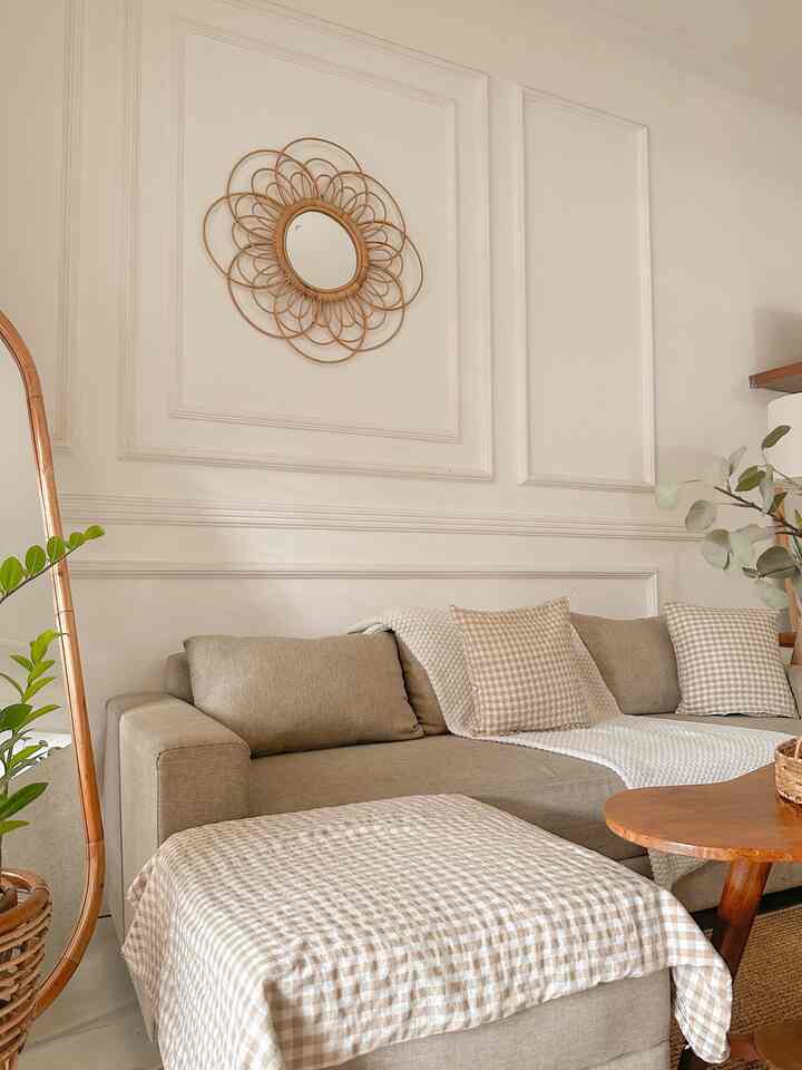 Living room sekaligus tempat berkumpul keluarga kami ini adalah salah satu tempat yang sebisa mungkin tercipta kehangatan yang nyaman dan menenangkan untuk setiap anggota keluarga kami, dengan konsep scandinavian behomean kami memilih dekorasi dengan sentuhan kayu dan rotan yang menambah kehangatan untuk ruangan living room kami🤎

#scandinavianbehomean
#homedecorinspo
#rumahscandinavianbehomean

