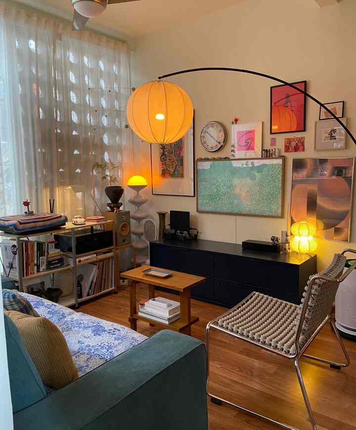 Tempat perlindungan kecil! Kami menyukai rumah yang terasa seperti rumah yang ditinggali. Rumah ini merupakan gabungan dari berbagai objek yang kami sukai, juga penghormatan kepada rumah-rumah abad pertengahan 
#midcenturymodern
#homedecorinspo
#rumahmidcentury
#lifewithkids
