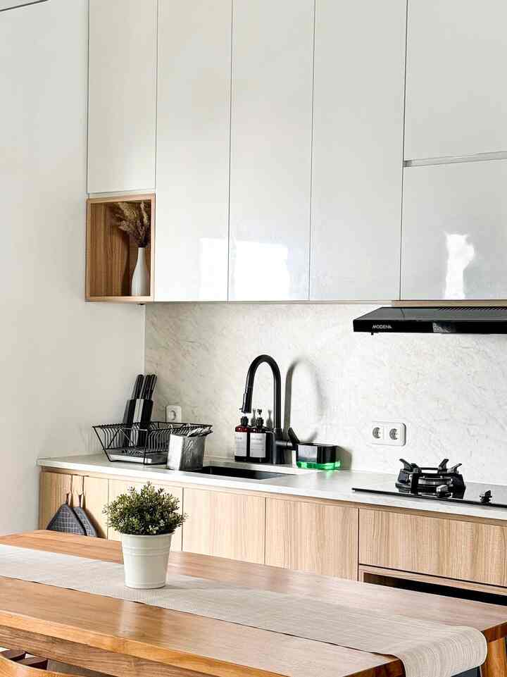 Di rumah ini kami mengusung style japandi industrial yang kami terapkan hampir di setiap ruangan. Pemilihan material dan furniture di rumah ini didominasi warna hitam dan earth tone.

#japandi #industrial #minimalist #homedecorinspo #rumahjapandi #rumahjapandiindustrial #rumahminimalis