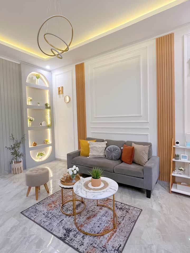 Livingroom ✨

Ruang tamu ini berukuran 3,5 m x 5 m yang menyatu dengan ruang TV, tidak banyak perabotan yang kami gunakan hanya menggunakan 1 set sofa dan kami juga DIY rak pajangan menggunakan bahan sisa sewaktu bangun rumah. 

Kami juga tambahkan wallmoulding yang dipadukan dengan wallpanel berwarna wood dan untuk ruang TV kami juga DIY sendiri menggunakan UPVC marmer yang dipadukan dengan wallpanel.

Semoga menginspirasi 🤗

#livingroomstyling
#dekorasilivingroom
#livingroommakeover
#inspirasiruangtamu
#desainruangtamu