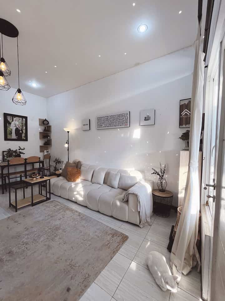 ✨ Tema Rumah 🌿

Beberapa waktu lalu kami berkesempatan menghadiri O!Class Interior Design Styling yang menambah insight baru tentang aneka macam tema rumah. 

Rumah kami merupakan rumah minimalis berkonsep open space yang menggabungkan beberapa tema dekorasi. 

✨ Scandinavian - Ditunjukan dengan pemilihan tone warna2 netral ala scaninavian seperti putih, hitam dan tone kayu. Selain itu kami juga memilih model furniture dan dekorasi yang simple tapi tetap longlasting khas scandinavian. Finishing rumah seperti dinding & lantai juga mengambil warna white and wood yang melekat pada tone scandinavian.

✨ Industiral - Ditunjukan dengan pemilihan material metal untuk menunjukan kesan bold pada beberapa furniture. Paduan aksen metal hitam dan kayu merupakan kombinasi yang sering kita lihat pada rumah2 bergaya industrial. Selain itu kami juga banyak menggunakan dekorasi dengan gabungan dua warna tersebut. 

✨ Jadi sepertinya rumah kami bertema ScandinavianxIndustrial- Black and Wood khas Industrial bergabung dengan White and Wood khas Scandinavian.

Bagaimana menurut kalian? Apakah tema rumah kami sudah tepat? 

#scandinavian #industrial #scandixindustrial #scandinavianXIndustrial #homedecorinspo #rumahminimalis #rumahscandinavian #rumahindustrial #temarumah #homeinspo #rumahscandixindustrial #scandinavianhome #industrialhome