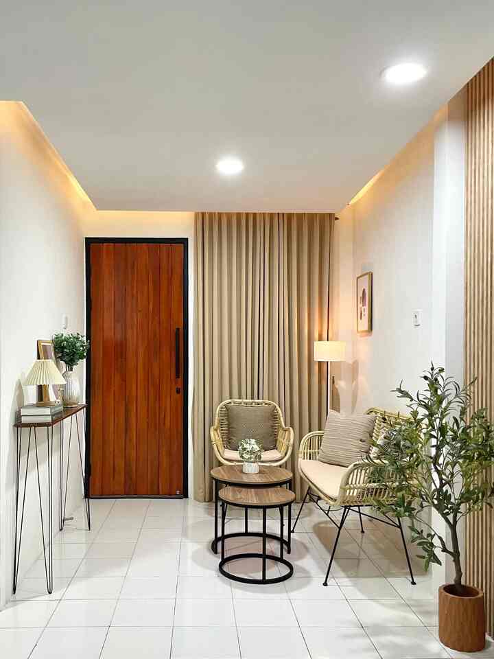 Scandinavian minimalist, menjadi tema pilihan untuk rumah mungil kami. 
Dengan cat dinding putih,lantai dan plafon warna putih membuat kami harus selektif dalam pemilihan dekorasi agar ruangan terlihat hidup dan terkesan hangat juga sesuai fungsi namun tetap  menambah kesan estetik versi kami.  

Living room :
Kursi rotan dengan kaki besi warna hitam membuat living room ini terasa kontras dengan pintu utama dari kayu dan frame aluminium berwarna hitam. Begitupun dengan duo meja yang kami pilih agar kontras dengan kursi.
Meja foyer kayu dengan kaki besi berwarna hitam kami maksimalkan fungsinya untuk menempatkan beberapa dekorasi agar ruangan tidak terlalu kosong. 
Penempatan olive tree artificial juga lampu lantai dengan kap berwarna putih menambah kontras warna keseluruhan living room. 

Area Tangga : 
Terlihat simple dan agar tidak membosankan kami pilih walldecor frame dengan nuansa warna black & white agar kontras dengan railing tangga warna hitam.

Master Bedroom:
Pemilihan warna sprei dan bed cover serta selimut warna coklat dan turunannya seperti yang diaplikasikan pada ruang tamu memberikan kesan kamar ini terasa warm dengan sentuhan meja nakas hitam dan sedikit dekorasi.

Wardrobe: 
Sesuai tema rumah ini maka rak pakaian pun kami pilih dengan design minimalis yang dilengkapi box storage dengan warna senada. 

Balkon : 
Tempat santai favorit dilantai 2 sambil menikmati udara segar dan ditemani secangkir kopi. Pemilihan lantainya kami sesuaikan dengan motif lantai tangga agar temanya menyatu dengan setiap ruangan dirumah ini. 

#scandinavian
#minimalist
#homedecorinspo
#rumahscandinavian
#scandinavianminimalist
#rumahmungil
#dekorasiruangtamu 
#dekorasikamartidur
