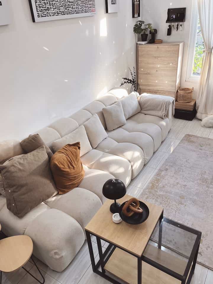✨ Living Room

Ini ruang keluarga kami, berkonsep open space yang letaknya bersebelahan dengan dining area. 

Karena luasnya terbatas kami memilih furnitur yang simpel dan minimalis. Kami juga milih warna2 netral untuk dekorasinya. Fokus di area ini adalah membuat area TV yang nyaman untuk bersantai bersama seluruh keluarga. 

Kami juga menambahkan beberapa lampu untuk membuat ruangan lebih cozy, terutama di malah hari ✨

#LivingRoomStyling #DekorasiLivingRoom #LivingRoomMakeOver #RumahDeveloper #HomeStyling #DekorasiRuangKeluarga #DekorasiRuangTamu
