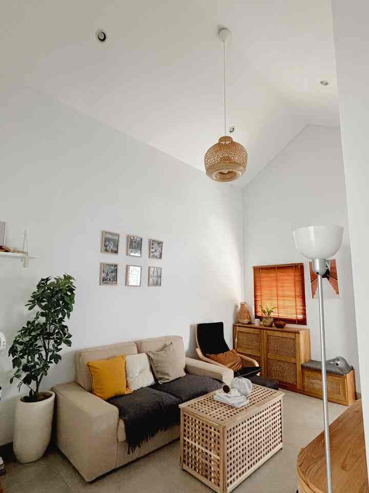 Living room berukuran 5x3 meter..
yang dijadikan sebagai ruang santai dan ruang tamu,ukurannya yang kecil membuat kita memilih dekorasi yang sesuai ukuran.

untuk cabinet tv dan lemari sepatu nya kita custom, jadi tips dari kita untuk ukuran living room yang kecil dipastikan ukuran dulu ruangan yang mau dipakai dan barangnya, jadi jangan sampe salah ukuran ya.

semoga menginspirasi🤍

#livingroomstyling #livingroommakeover #dekorasilivingroom #livingroom #livingroomideas #livingroominspo #livingroominspiration #livingroomawhouse #livingroommini