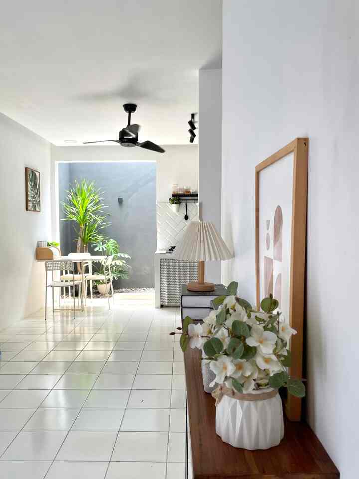 Konsep open space rumah minimalis ini menjadi pilihan utama saat kami merencanakan renovasi rumah diatas lahan 60m2. Dari pintu utama langsung terlihat meja makan dan dapur dengan void diujung rumah. 

#konsepopenspace
#rumahminimalis
#dekorasirumahopenspace
#homeideadecoration
#livingroom
