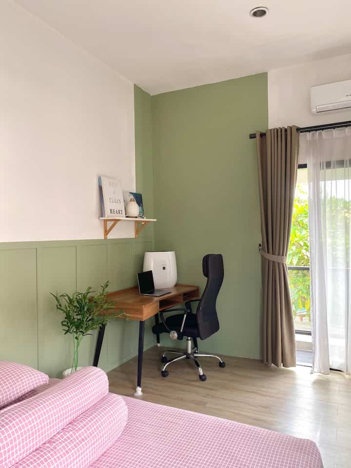 Hallo welcome to our master bedroom 🥰. Di Master bedroom kami tidak menggunakan dipan atau alas kasur, di ruangan ini ada kamar mandi dalam nya ( next aku show ya ). 

Masih sama dengan nuasan di ruang lain, warna di kamar ini masih bernuasa putih, sedikit sentuhan wallbatten dengan warna sage dan wallpanel dengan warna aksen kayu.

Karena saya dan Paksu senang untuk mengganti suasana ruangan. Jadi, di area ini sering kami pindah-pindah tata letak nya. Segini dulu cerita ruangan master bedroom kami, sampai bertemu di cerita ruangan lain ♥️🥰

#fyp #masterbedroom #bedroom #minimalis #inspirasikamar #kamarminimalis