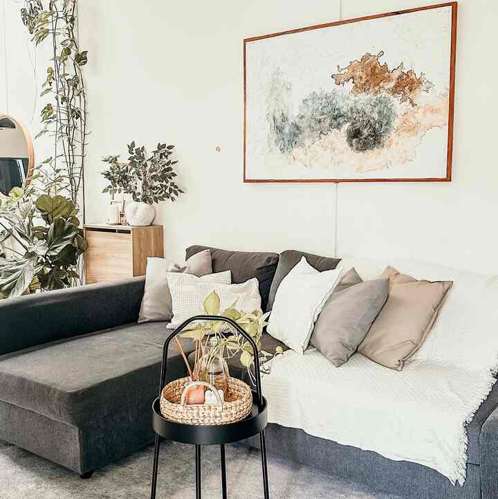 Holaaaa selamat malam semuaa. 
Salam dari livingroom casaaksadaru! 
Style apa ya ini? Scandinavian kali ya, 
Living room tuh emang tempat yg paling favorit di rumah, setiap hari keluarga ngumpul disini. Bantal2, selimut kecil dan sofa bed pilihan tepat untuk living room dg ambience yg warm dan homey. All item di living room by ikea. Gk pernah gagal yaaah. 

Gimana living room kamu? Share yaaa
Malam 🫶🏻

#livingroomstyling
#dekorasilivingroom
#livingroommakeover
#casaaksadaru
#scandinavianlivingroom