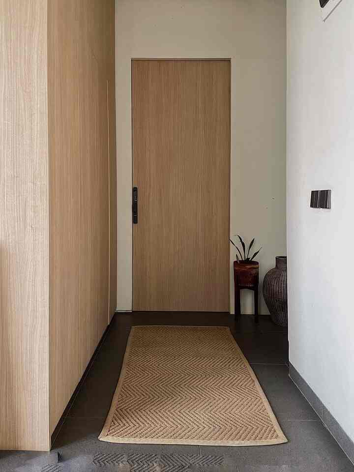 Rumah ini mengusung tema minimalist modern dengan sentuhan tropical. Modern minimalis dengan banyak akses interior yang mengkotak (ruangan bentuk kotak, pintu yang kotak, meja makan kotak, furniture kitchen kotak tanpa handle dll), lalu menggunakan furniture dengan warna-warna neutral seperti dominant warna coklat, putih dan abu. 

Serta untuk menambah kesan tropical menggunakan beberapa tanaman indoor di beberapa spot dalam rumah
_
#japandi
#homedecorInspo
#RumahMimalist
#RumahModern
#ModernTropical
