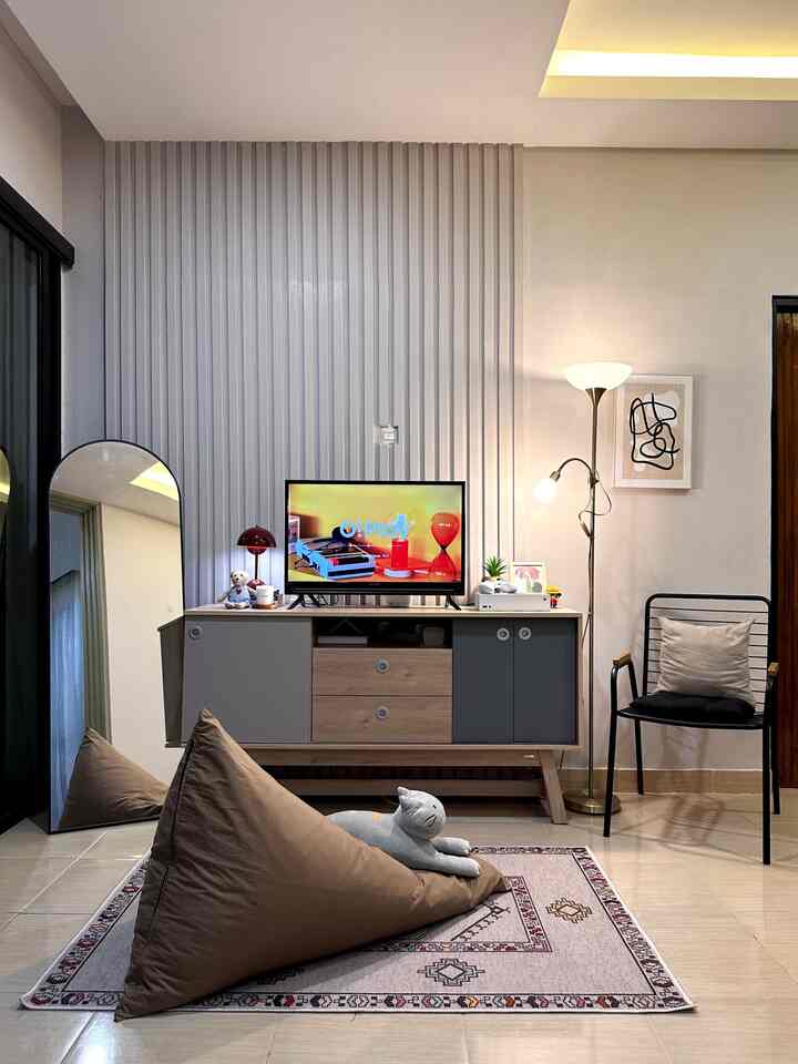 ᴵⁿˢᵖⁱʳᵃˢⁱ ˢᵗʸˡⁱⁿᵍ ᵐⁱⁿⁱ ˡⁱᵛⁱⁿᵍ ʳᵒᵒᵐ 🛋️✨
Beginilah ambience di area living room saat malam hari, penggunaaan lampu warm white pada ruangan ternyata bisa meningkatkan mood dan perasaan tenang loh !☺️

Dengan space ruangan yang terbatas, cukup menggunakan beanbag di atas karpet pada saat menonton atau bermain game. Jangan lupa nyalakan scented candle agar ruangan selalu wangi ya🕯️

Lampu meja jadi salah satu item best buy menurutku, warna merahnya mencolok begitu estetik serta bentuknya yang lucu seperti jamur.

#livingroomstyling
#dekorasilivingroom
#livingroommakeover
#minimalistlivingroom
#nighvibes