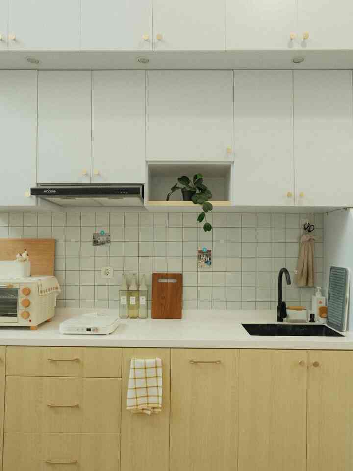 Damaruma memiliki tema rumah korean-japandi dengan memadukan interior warna putih dan motif kayu yang minimalis. 
Penggunaan furniture kayu jati dan SPC motif kayu menambah kesan warm dan cozy didalam rumah.
Penerapan tema ini hampir di seluruh ruangan di Damaruma

#KoreanJapandi #japandi #minimalist #homedecorinspo #rumahjapandi #rumahminimalist
