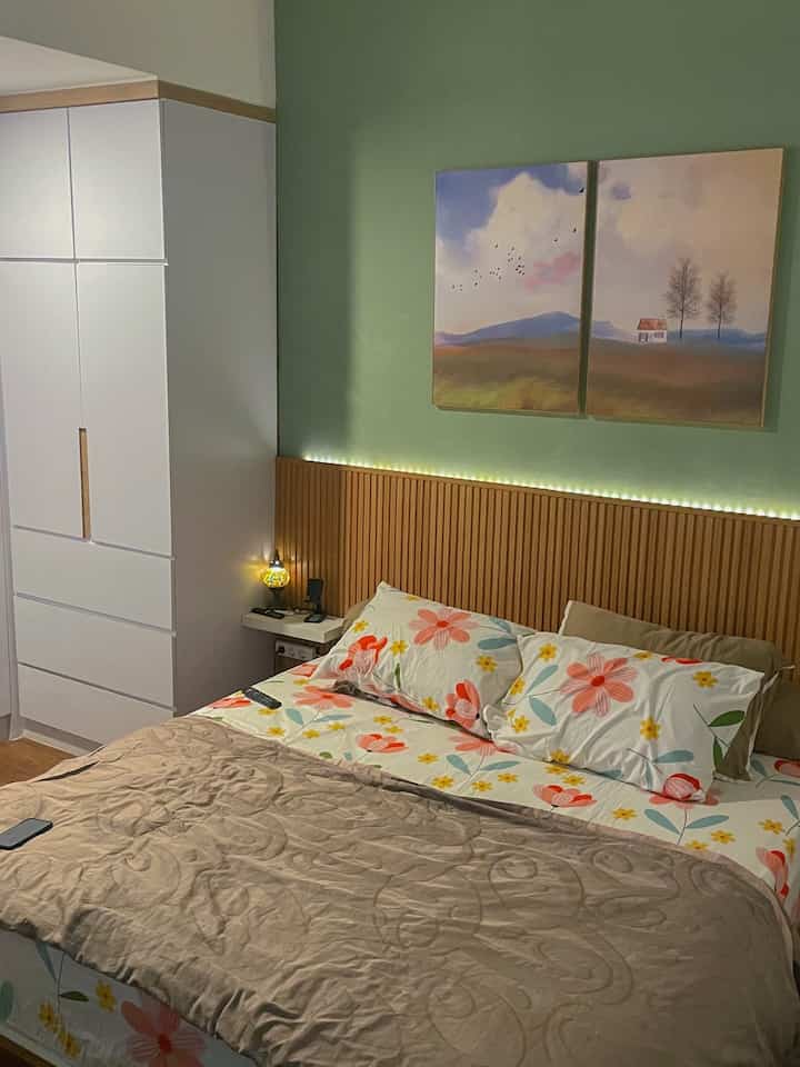 Ini adalah kamar utama di @diemdibumi, kami menggunakan tema #japandi yang simple dengan touch of “sage green” pada tembok.
Dengan kasur size 180x200, yg sangat ngepas kamar, kami mengakali menggunaka ambalan kecil sbg side table✨

Untuk lemari, kami custom sesuai keinginan kami
#homedecorinspo
#rumahscandinavian #kamarjapandi