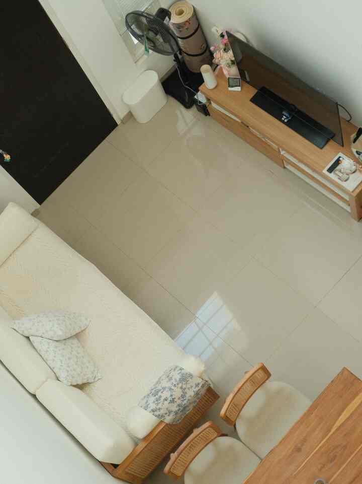 Mood yang ingin di ciptakan di living room ini adalah warm and cozy, karena living room ini banyak digunakan untuk menghabiskan waktu bersama keluarga sekaligus untuk menerim tamu.
Konsep open space pada living room yang menyatu dengan kitchen dan dining room membuat ruangan ini menjadi luas dengan bagian atas void yang menyambung ke home office.
Furniture yang kami gunakan di living room adalah sofa dari kayu jari dengan 3 seater dan tv cabinet.

#livingroomstyling #dekorasilivingroom #livingroommakeover #livingroomdamaruma #koreanjapandihouse