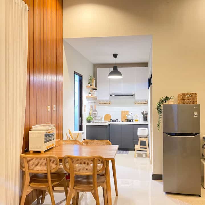 Natural and simple Japandi-style kitchen and dining room featuring wood tones, white and gray elements