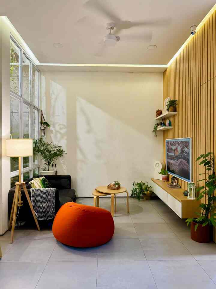 Menata living room tentu menjadi hal yang susah-susah gampang. Yang jelas kamu harus mengetahui kebutuhanmu dan memilih tema yang kamu sukai. Jadilah diri sendiri adalah hal terpenting.

Kebutuhan kami adalah ruang duduk yang nyaman, tempat istirahat sekaligus tempat untuk tamu yang datang. Kami meletakkan sofa yang empuk dan bean bag yang nyaman di depan tv dengan meja kopi untuk menaruh camilan dan minuman.

Karena rumah kami bertema tropis, tentu saja banyak tanaman hidup di dalam rumah kami. Juga disaat malam hari, kami hanya menyalakan lampu redup untuk relaksasi.

#livingroomstyling #dekorasilivingroom #livingroommakeover #livingroom #japandi #tropical