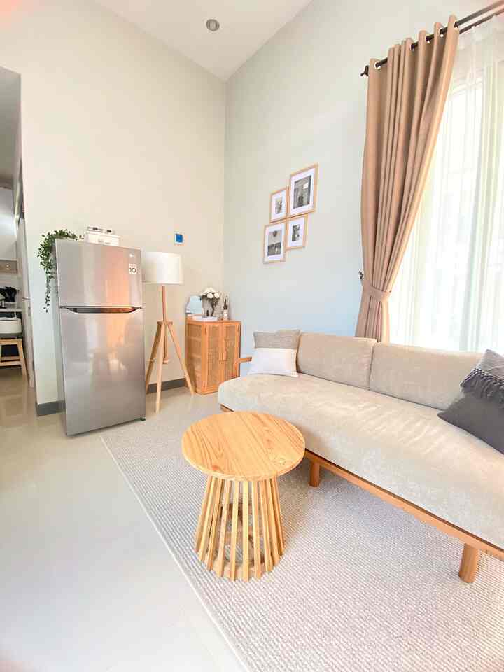 Living room dengan nuansa kayu yang berwarna cokelat natural. Dengan memilih finishing kayu cokelat natural, ternyata furniture yang belinya terpisah ini bisa tetap senada.

Kami memilih warna cokelat natural agar lebih soft dan tidak terlalu mencolok. Dengan warna yang soft ini membuat ruangan lebih tenang untuk bersantai bersama keluarga.

#livingroomstyle #dekorasilivingroom #livingroommakeover #livingroom #ruangtamu #ruangtamujapandi #japandi #japandistyle 