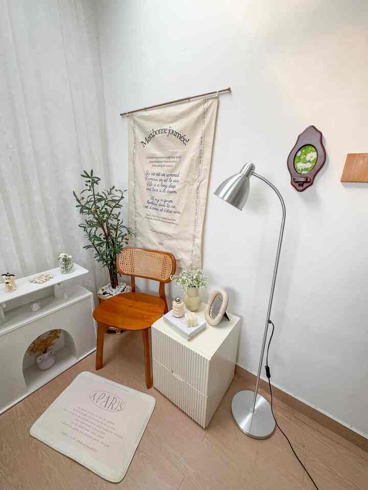 Spot ini suka ku gunakan untuk duduk bersantai. Aku menatanya dengan sangat simpel. Karna memang tidak ada tamu yg suka berkunjung kerumah ku 😂 jadi hanya ku design dengan satu kursi dengan side table disebelahny, serta lampu untuk dimalam hari 🤍


#livingroomstyling #dekorasilivingroom #livingroommakeover #roomstyling #dekorasiruang #dekorasiruangtamu #roommakeover #roomdecor #roomdecorinspo #studiodecorinspo #studiostyling 