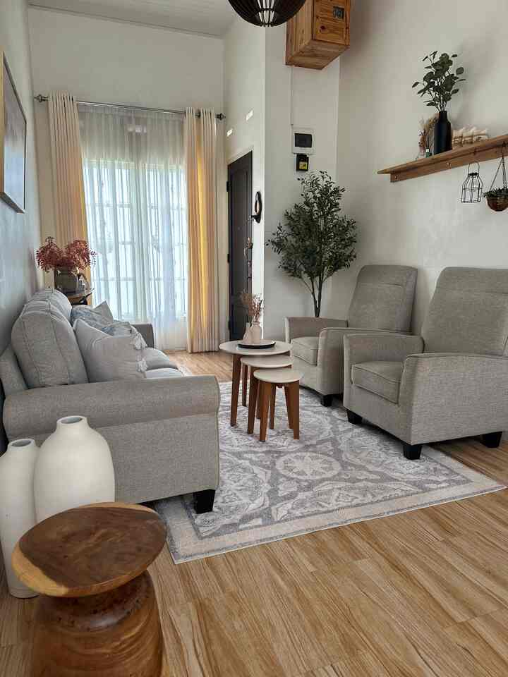 Menciptakan kesan hangat di ruang ini dengan menambahkan beberapa elemen kayu dan sedikit sentuhan hijau di sudut ruang , seperti meja konsul yang di custom sama PakSu

#livingroomstyling #dekorasilivingroom #livingroommakeover #modernfarmhouse #bandaaceh #livewithkids