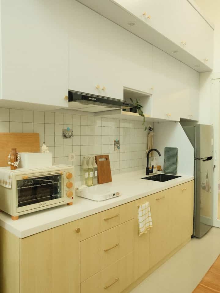 Foto After - Before editing tone foto kitchen di Damaruma (warm tone + dreamy)

Recipe :
- Exposure +0,02
- Contrast -5
- Highlight +14
- Shadow -3
- Temp +10
- Tint +1
- Vibrance +12
- Saturation +3

Supaya terkesan Dreamy saya menambahkan Clarity (+6) dan mengurangi Texture (-21)

#OClassPhotoEditing #MyEditingStyle #KitchenDamaruma #LightroomToneRecipe #WarmTone