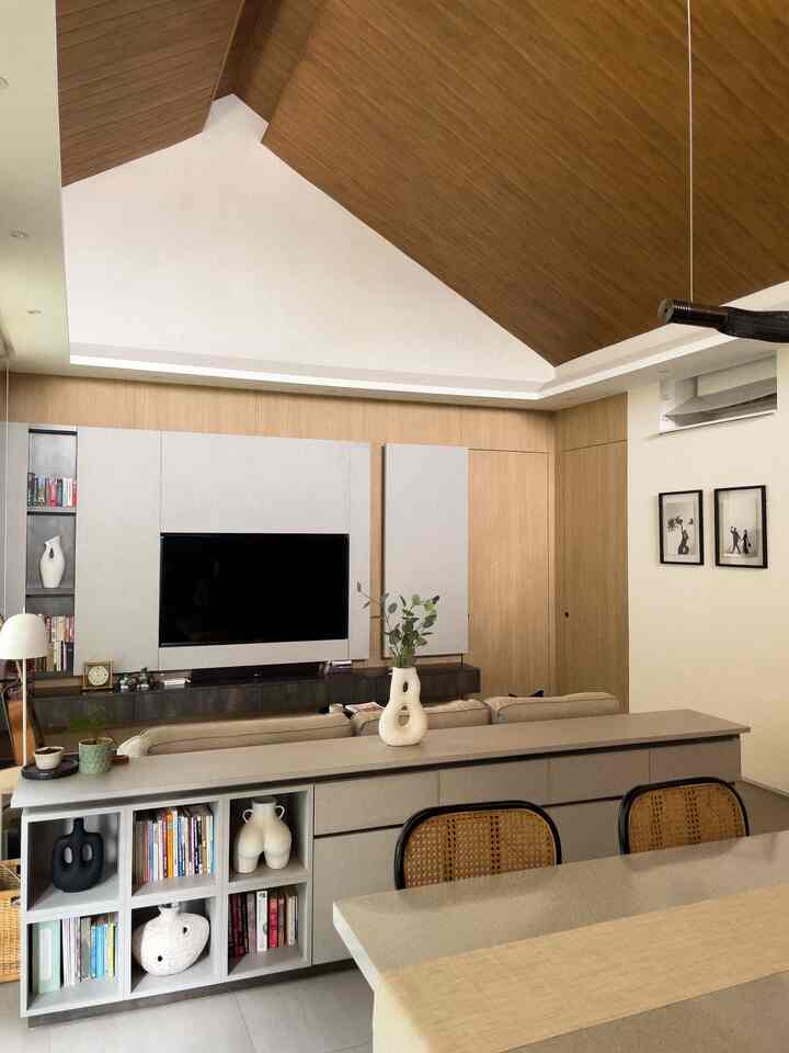 ⭐️Living Room Styling⭐️

Living Room kami ukurannya tidak terlalu besar dan saat ini masih diisi dengan sofa ukuran 3 seater dari rumah lama,  karena menurutku masih bisa dipakai. Untuk backdrop TV didesign dengan wall panel yang tertutup agar kelihatan sleek dan minimalist. Karena ruang ini adalah ruang santai kami sambil menonton, kami ingin ruangan ini se-cozy mungkin, jd kami suka menaruh bantal decor yang banyak, selimut, dan yang pasti harus ada karpet yang membuat ruangan langsung terasa nyamannya.

Karena konsep rumah ku open plan tidak ada ruang pemisah, maka dibelakang sofa, kami taruh lemari credenza sebagai seperti pemisah antara area makan dan area ruang tamu. Di atas credenza ini aku taruh beberapa dekorasi sebagai pemanis.
_
#LivingRoomStyling
#DekorasiLivingRoom
#LivingRoomMakeOver
#Dirumahpojok
