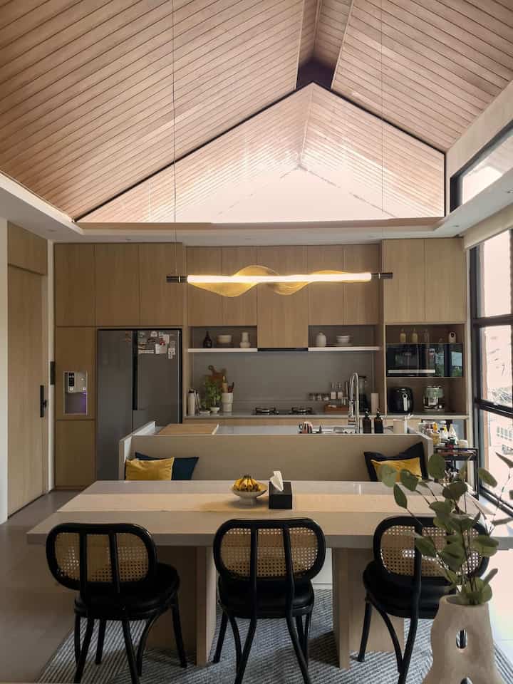 🌟Home Styling Photography 2.0 - Master the Art of Editing Phone Pics Like a Pro with Adobe Lightroom with Rizal Ramadhan (@studio_nau)🌟 

Thank youu O!house team dan Kak Rizal untuk kelas photo editing kali ini.👏🏽☺️

Sangat susah untuk ku menentukan style photo karena tiap style masing-masing memiliki keunikan dan daya pikat nya tersendiri. Ada masanya aku suka nya foto-foto yang bright, pernah suka juga yang kecoklatan (brown/chocolate color style)😄

Tapi belakangan ini warna yang aku terapkan dan sukai adalah ini selalu mengarah ke warm tones agak kuning/coklat tapi tetap clean dan terang. Karena isi konten sosial media ku adalah mengenai kegiatan seputar di rumah dimana style rumahku adalah modern minimalis mengarah ke Japandi. Seperti yang di ajarkan juga oleh kak Rizal, goal di setiap konten photo/videoku adalah aku menginginkan orang yang melihat rumahku merasakan kesan nyaman, inviting, dan warm cozy.

Aku jarang menggunakan LR apps karena menurutku susah, dan sering nya menggunakan filter yang sudah jadi saja, tapi kendala nya tidak semua photo bisa sama bagusnya menggunakan filter yang sama. Tapi setelah kelas materi dari Kak Rizal aku jadi lebih paham tiap-tiap fungsi basic di LR apps. Kali ini aku coba mengulik dengan tone yang mengarah ke deep warm dan aku tambahkan grain dengan goal foto warm dan cozy vibes🤎.

Ps: urutan photo AFTER EDIT- BEFORE EDIT🙏🏽
_
#OClassPhotoEditing
#MyEditingStyle