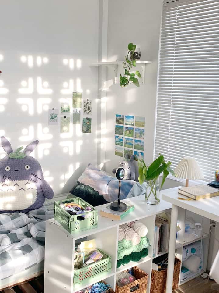 Suasana yang nyaman tercipta karna kamar rapi dan segar. Hal itu aku siasati dengan rak sekat yg berfungsi agar barang2 kecil tidak berantakan. Ditambah dengan tanaman hijau dan jendela yang besar membuat kamar menjadi asri dan segar. Untuk menambah keestetikan jendela aku menambahkan tirai vennetian blind. Untuk furniture biasanya aku beli di shopee dan di tokped, jika mau samaan bisa klik aja foto diatas ya
#roomstyling
#dekorasibedroom
#roommakeover
#kamarghibli
#kamartemahijau