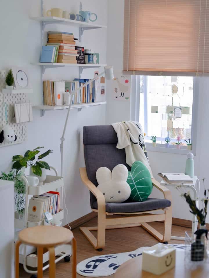 Welcome to this little reading corner in my space!📚 Aku nggak punya living room, so let me share about this spot instead. Aku suka baca sejak kecil, and this corner feels like a mini version of my dream home library.

Aku pilih kursi yang nyaman dan cocok sama gaya simple ruanganku, pas buat santai tanpa terlalu 'slouchy'. Di sampingnya ada meja kecil buat buku yang lagi aku baca dan tumbler kesayangan, dan lampu lantai minimalis buat tambahan cahaya. Di jendelanya aku pajang brick toys bunga-bunga mini biar tambah cute!🌸 Aku juga suka nulis kutipan atau insight dari buku yang aku baca, jadi aku tempel catatan-catatan itu di kaca jendela. It’s great because I can easily read them whenever I want, and they add a bit of personality to the space.

Di dinding, ada rak tempat aku nyusun buku-buku dan pajang beberapa mug favorit. Yang aku suka, rak ini adjustable, jadi aku bisa ubah-ubah susunannya dengan mudah🥹. Di bawahnya, ada troli tempat aku simpan buku dan reading essential kayak bookmark, sticky notes, dan highlighter. It makes everything easy to grab when I’m in the middle of a good book🤓👍🏼

Aku pilih furniture minimalis buat sudut ini biar nggak terlalu rame karena buku-buku dan printilannya udah cukup banyak. Warna yang netral dan bentuk furnitur yang simpel bikin ruanganku tetap terlihat rapi.

This is my favorite corner in my space, where I can dive into stories and let my mind wander. It’s amazing how a small corner can bring so much joy and comfort 🩵🛋️

#oneroomstyling #koststyling #dekorasioneroom #dekorasikost #oneroommakeover #kostmakeover #readingcorner #minilibrary #dalkomspace
