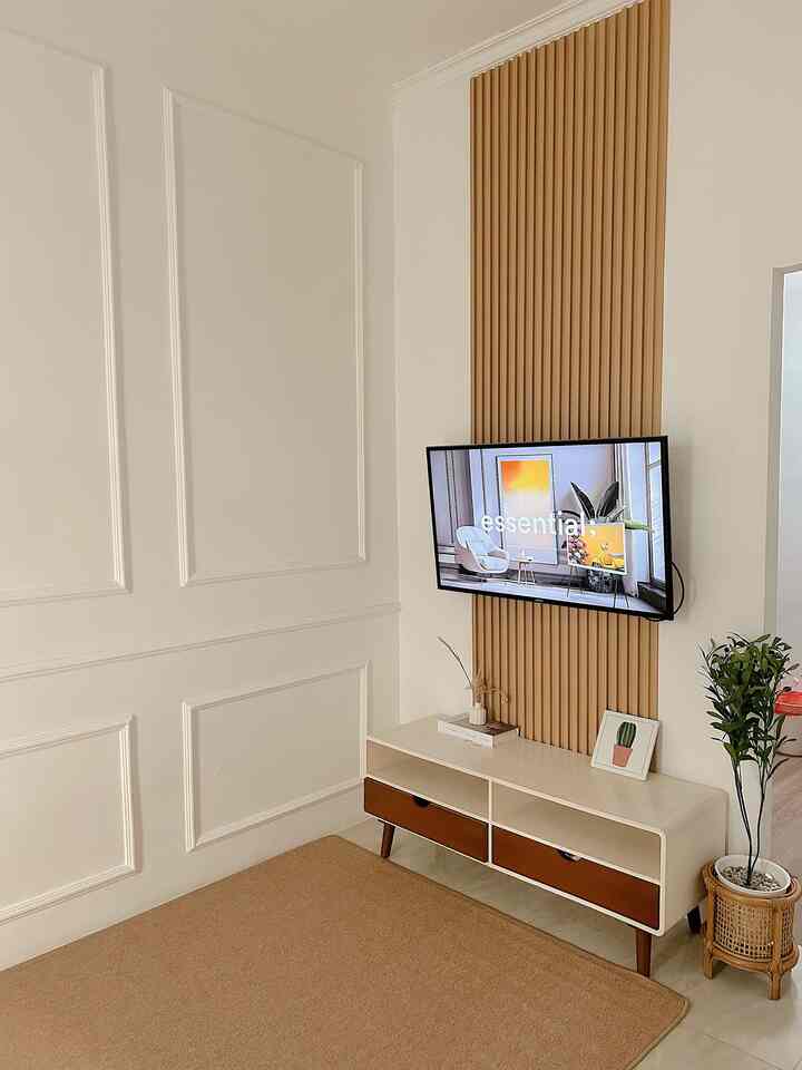 The Japandi atmosphere that I want to create in this Livingroom is of course with furniture, decorations, matching details 😊 which contain elements of •brownish• with a combination of white // white & wood. 

#livingroomstyle
#decorasilivingroom
#livingroommakeover