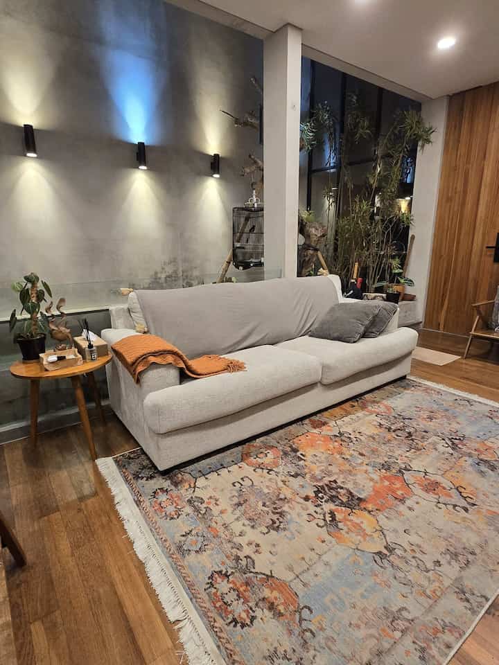 Living room 1 garis ini mengusung konsep open space. Kami memfungsikan ruangan ini untuk beragam kegiatan kami. Mulai dari leyeh-leyeh, menerima tamu, menonton TV, dll.
Dekorasi yang kami terapkan pada dasarnya menganut prinsip sesuai kebutuhan. Warna kami sesuaikan dengan ambience dan selera, sehingga masih matching satu sama lain.

#livingroomstyling #dekorasilivingroom #livingroommakeover