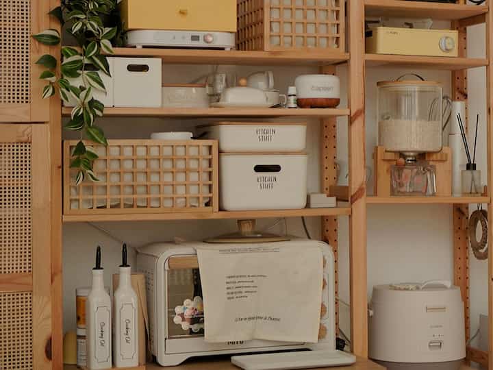 tema rumah ini cenderung Korean Style.
bagian Pantry ini adalah yang paling mencolok untuk tema Korean Style-nya. selain Pantry, aku terapkan juga di area living room dan laundry room. sementara untuk ruang lainnya, sedang dalam proses menata dan mendekorasi.
untuk furnitur dominan dengan bahan kayu atau berwarna kayu. di imbangi dengan cat putih dan beberapa dekorasi warna putih agar suasana lebih hidup.

tips:
• tentukan tema rumah
• tentukan 2-3 warna utama (color pallete) yg jadi favorit, warna senada bisa membuat tampilan rumah lebih rapi.
• sediakan storage utk setiap barang
• konsisten/pertimbangkan saat membeli barang rumah tangga agar tetap sesuai tema rumah


#homedecorinspo
#rumahkoreanstyle
#rumahJapandiStyle 
#koreanstyle