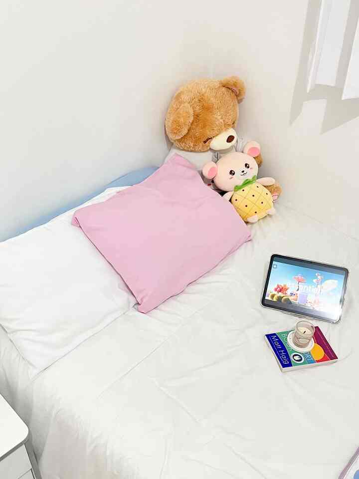 di Rumahanind ini, menggunakan konsep Korea dengan sentuhan kayu pada lantai, selain itu untuk pemilihan warna pada furniture dan printilan kecil disini di dominasi oleh warna putih dan warna-warni pastel.

warna pastel seperti baby pink, kuning, biru, hijau dalam Rumahanind dipilih karena bisa menciptakan suasana ruangan yang nyaman dan mengesankan keceriaan. 🌷🩵✨

#korean #roomdecor #roomstyling #roominspo