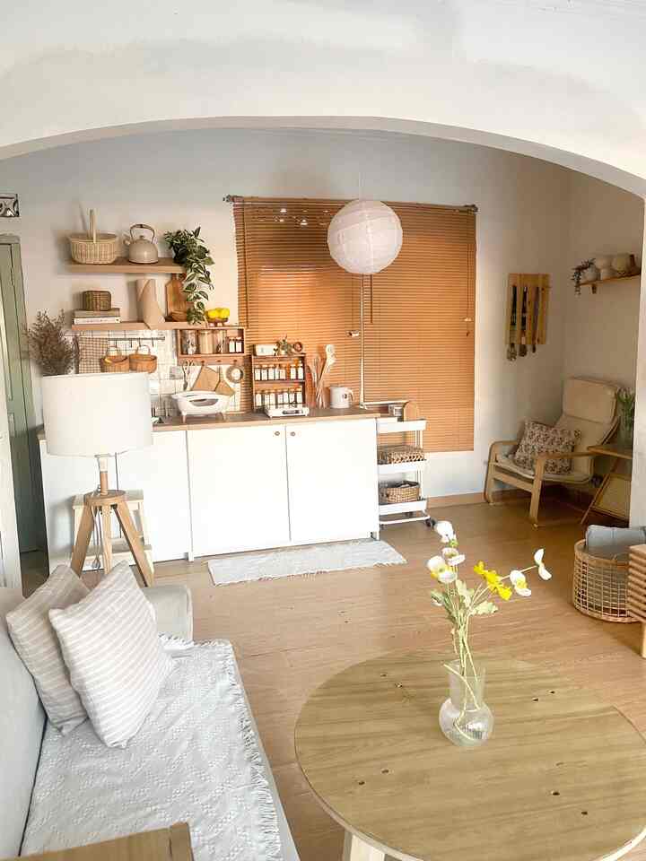 Halooo selamat datang di rumah dinas adiba
Rumah dinas ini sudah berdiri dari tahun 1990, dan saat ini sudah aku makeover dengan tema japandi (japanesse skandinavian) dengan sentuhan white and woody 😍😍🤎🤍
Kenapa kok memilih tema ini? Karna aku sukaa bgd sama unsur kekayuan, menambah kesan warm dan aesthetic 
#japandi #homedecorinspo #rumahminimalis #rumahdinas #dekorasirumahmungil