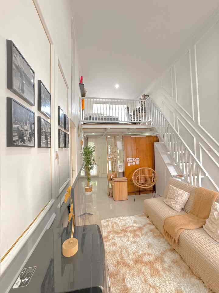 ─ Japandi Minimalis🤎─

Tema rumah ini Japandi Minimalis, 
Kami memilih teman ini karena awal kalinya kami menginginkan warna warna netral berpadukan furniture berbahan kayu, sebab rumah kami memiliki mezzanine yang nuansanya wood & white.

Akhirnya kami berpikir arah rumah ini lebih baik dibawa ke arah japandi minimalis. 
Tema minimalis kami pilih karena kami tidak menginginkan banyak perabot di rumah ini dikarenakan rumah ini tidak besar. 
Sehingga pada rumah ini dominan wood & white. 

White untuk warna cat dindingnya dan wood untuk furniture-furniture yang kami gunakan.

#japandi #homedecorinspo #rumahjapandi #japandiminimalis #rumahjapandiminimalis #rumahmezzanine 