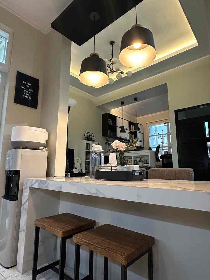 • Style Rumah Modern (Black & White) •

Hello, O!House friends, Himfari’s House menerapkan style modern karena aku menyukai bentuk-bentuk simpel, garis lurus, kotak-kotak/ grid dan kombinasi material yang simpel. Sedangkan pemilihan mood board hitam putih karena aku menyukai kedua warna tersebut. 

Furnitur yang aku gunakan sesuai dengan style modern antara lain kursi berbahan kulit, kain corduroy, furnitur dengan kaki-kaki stainless steel, perabot dan finishing dengan pola grid serta penggunaan jendela-jendela besar yang meneruskan cahaya matahari ke dalam rumah.

Tips dalam menerapkan desain modern yaitu tidak terlalu banyak ornamen rumit seperti dekorasi yang bernuansa klasik.

#modern
#homedecorinspo
#rumahmodern
#modernstylehouse
#blackandwhitehouse