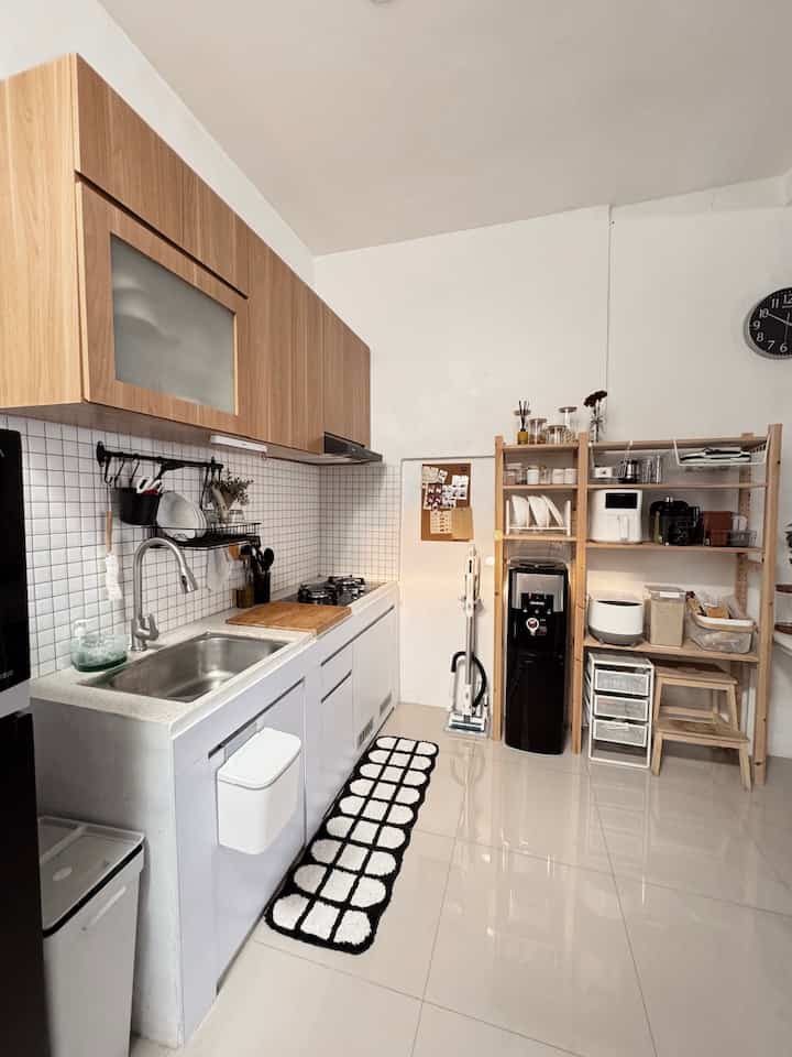 Hai tetangga .. 
Long time no see✨
Alhamdulillah bisa dikasih kesempatan lagi sama team O!house untuk gabung di S8 ini. belum banyak yang berubah dari rumah mungil ku ini. awalnya aku punya impian hunian dengan konsep industrial tapi apa daya karna budget kami baru cukup membeli rumah developer dan kalo renovasi sesuai konsep kita rasanya kubazir yah pasti banyak part yang kebuang. jadi sementara rumah mungil ku ini aku usung tema japandi home. yap area dapur segaris ku ini yang bener-bener mencerminkan konsep japandi yang ada dirumah ku

semoga menginspirasi tetangga✨

#japandi
#homedecorinspo
#rumahjapandi
