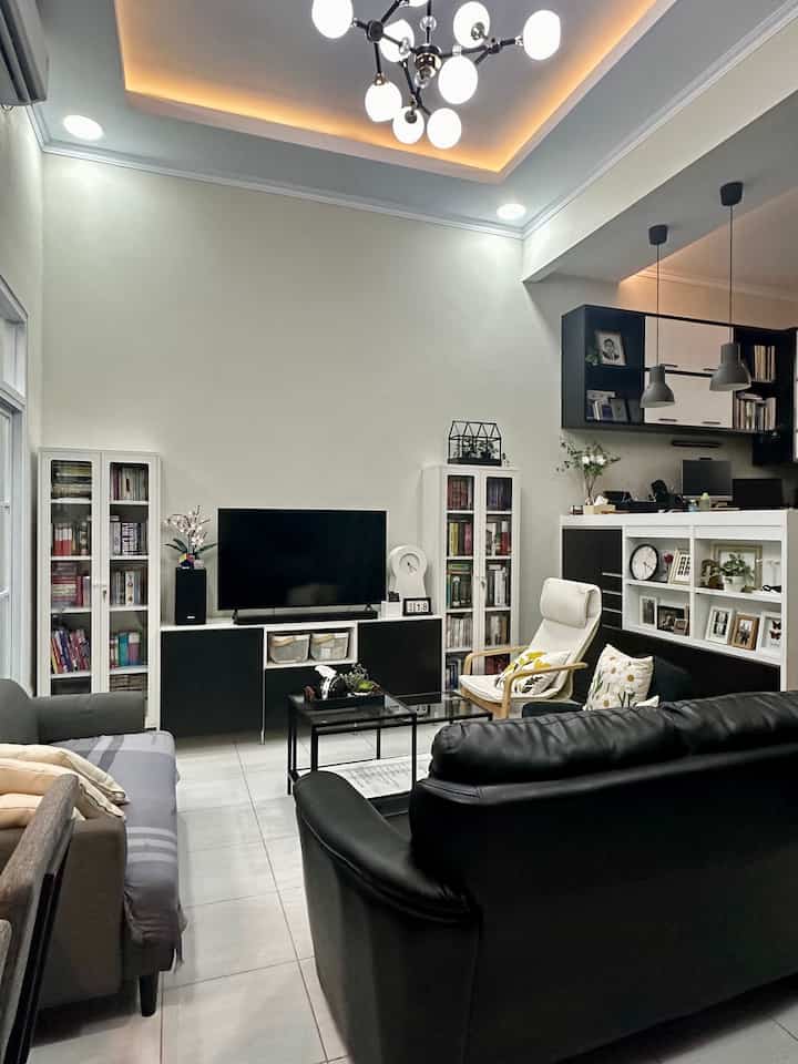 • Living Room dengan Banyak Tempat Duduk •

Hello, O!House friends, living room di Himfari’s House bernuansa hitam putih abu-abu dengan banyak tempat duduk. Furnitur dan decorative items-nya kebanyakan aku beli di informa dan Ikea, karena aku menyukai desain modern yang simpel dan tidak banyak ornamen.

#livingroomstyling
#dekorasilivingroom
#livingroommakeover
#modernlivingroom
#moderninterior