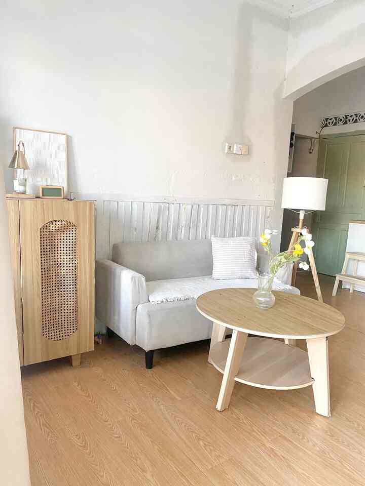 Haloo tetangga online, selamat datang di rumah dinas adiba part ruang tamu
Meskipun skrg sudah jarang bgd ada tamu, living room ini kita pakai jg sebagai ruang keluarga
Agar menambah kenyamanan, ruangan ini aku dekor dengan tema japandi 
Gmna sih caranya biar looks living room terkesan homey dan masuk dengan tema japandi?
Dengan memilih furniture senada dengan color palette tema japandi yaitu warm white and wood, selain itu kamu bisa menambah standing lamp agar menambah kesan manis pada ruangan kamu
#livingroomstyling #dekorasilivingroom #livingroommakeover #rumahdinasstyling #rumahdinas #dekorasirumahdinas