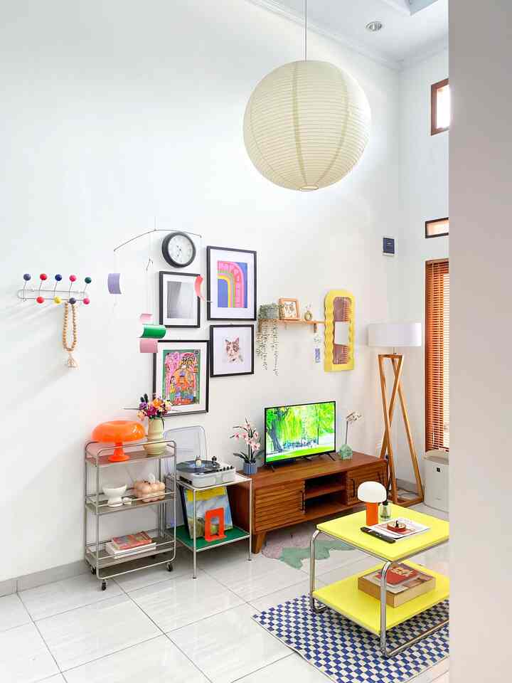 Welcome to our home ✨💫

Area pertama ketika memasuki rumah kami adalah living room yang berkonsep mid-century modern dengan berbagai item dekorasi warna-warni maupun kombinasi furniture kayu dan besi 🎨

Style ini kami terapkan di area living room untuk menciptakan suasana cheerful, fresh, and out of the box dari konsep interior rumah di Indonesia 👌🏻

Masih di area living room, pada space lainnya, kami tempatkan rak untuk memajang barang koleksi berupa, mainan figure hingga item dekorasi unik nan lucu lainnya

#midcenturymodern #homedecorinspo #rumahmidcenturymodern #livingroom #makeoverlivingroom #depok #rumahdeveloper 