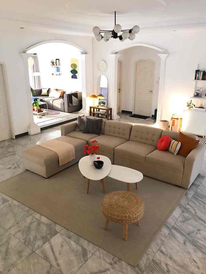 Karena living room aku ukurannya cukup luas, jadi sofa ditempatkan persis di tengah ruangan supaya terlihat lebih “berisi”. Di dinding yang paling luas aku pakai shelving system supaya posisi raknya bisa disesuaikan dengan kebutuhan atau diubah saat bosan. Aku pakai banyak mood lighting juga, supaya pencahayaan saat malam hari lebih nyaman dan tidak berasa seperti di dalam gedung pertemuan. 😁

#livingroomstyling #dekorasilivingroom #livingroommakeover #midcenturymodern #openspacehouse #indoorplants #ikea #ikeahome