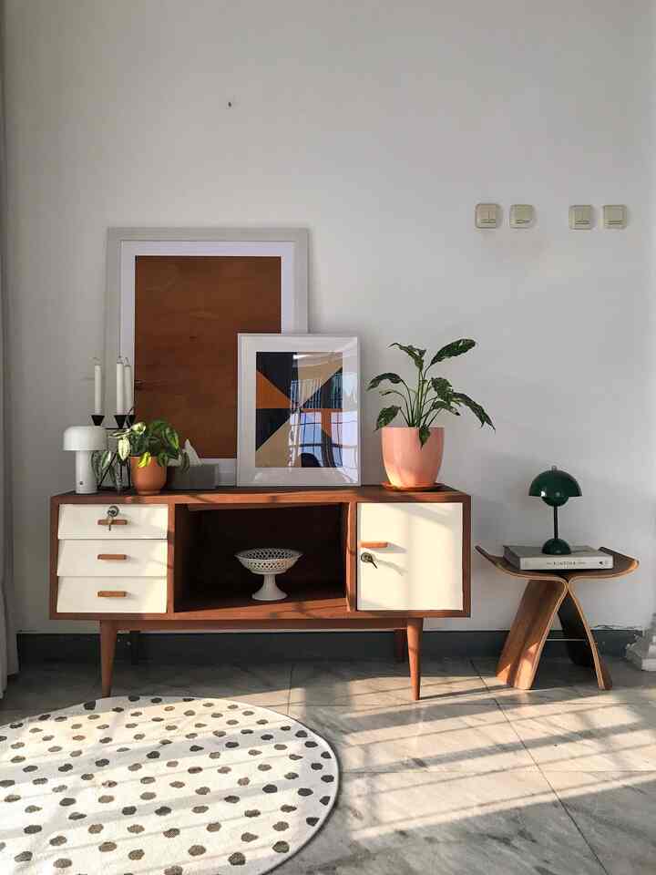 Rumah kami tidak terpaku pada satu jenis interior design. Dengan bentuk rumah yang klasik tapi interiornya lebih modern, tentu harus tidak bisa saklek tema rumahnya apa. Tapi secara pribadi sebagian besar area rumah ingin lebih ke aras mid-century modern tetapi di ruangan-ruangan lainnya ada scandinavian, danish, minimalis juga ada. Intinya apapun jenis interior design yang kita pilih dan suka, selama kita nyaman tinggal di dalamya, semua sah saja. 

#midcenturymodern #homedecorinspo #rumahmidcenturymodern #danishdecor #ikea #ikeahome #indoorplants