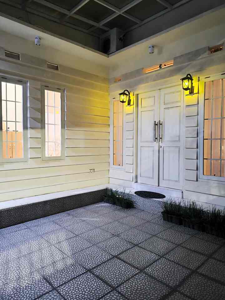 • American House Facade with Scandinavian Touch Inside •

Terinspirasi dari buku-buku cerita saat masih kecil yang Aku baca, Aku selalu memimpikan punya rumah dengan desain American Style, akhirnya bisa Aku wujudkan setelah Menikah.

Namun untuk menata interior didalam rumah Aku memilih konsep open space agar terkesan lapang,  memilih furniture bertema Scandinavian dan menghindari furniture bertema klasik atau tradisional, agar mudah dirawat. Dan untuk mempermudah memilih furniture juga printilan dalam rumah, Aku menyukai hal-hal yang sederhana dan stay dengan palet warna White-Wood.

#americanfacade #scandinavian #homedecorinspo #rumahscandinavian #rumahwhitewood #rumahminimalis