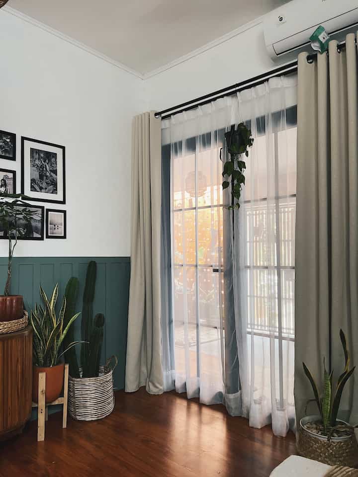 Halo tetangga Kimkim 👋🏻

Saya memilih style tropis karena saya menyukai tanaman dan warna-warna earth tone yang lebih terkesan natural.

Style tropis diaplikasikan hampir disemua ruangan seperti ruang tamu, ruang makan dan dapur.

Saya memilih furnitur dengan elemen kayu yang masih terlihat serat kayu naturalnya. Lalu dipadukan dengan tanaman hidup yang membuat ruangan semakin terasa nuansa tropisnya.

#tropis 
#homedecorinspo
#rumahtropis